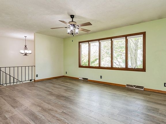 2nd image of 106 Glenwood Ln