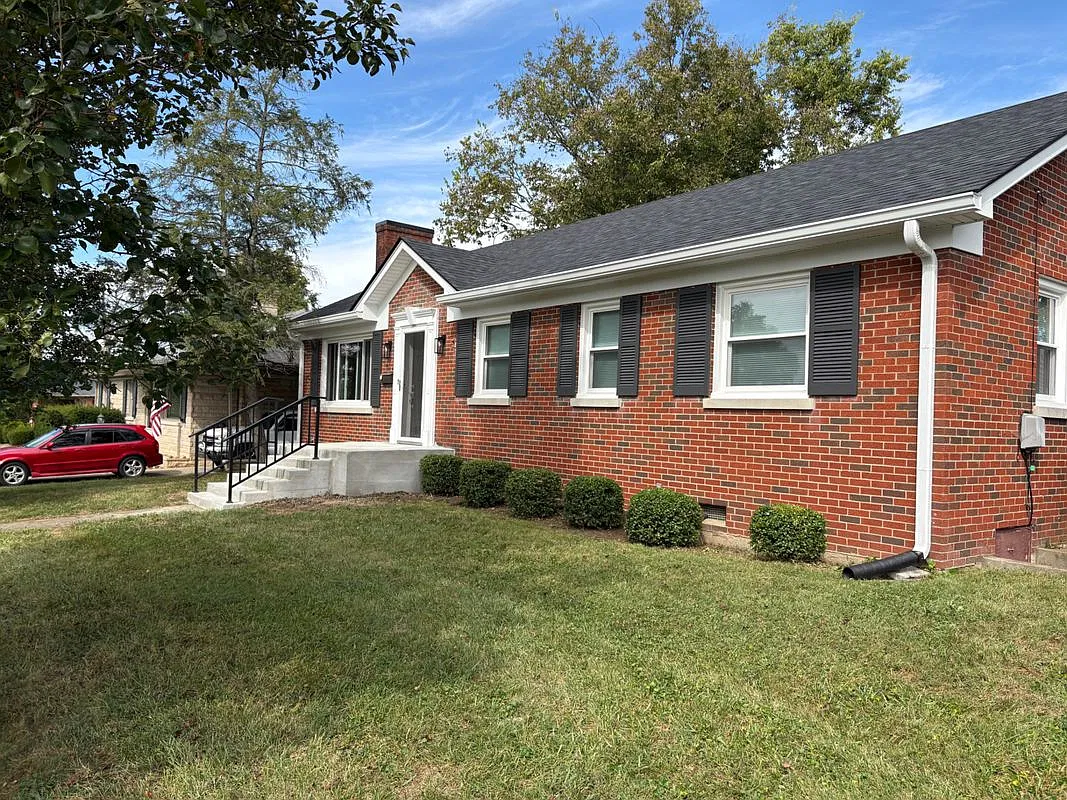3 bed, 1.5 bath, 1793 sqft, $1,895 — Photo 2