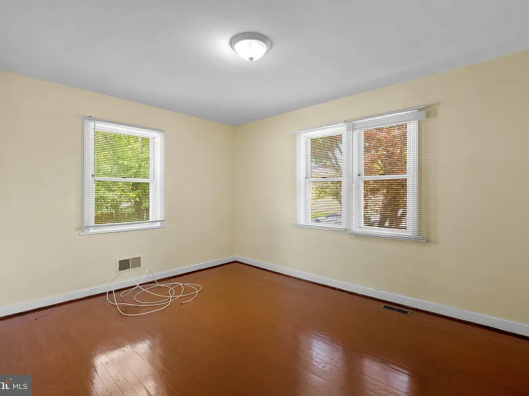 10112 Sutherland Rd — Photo 15