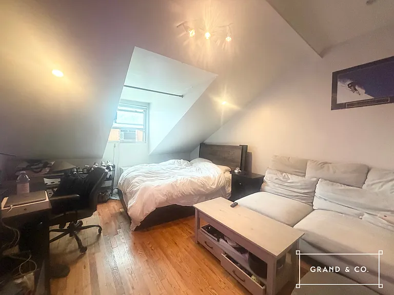 412 W 22nd St #5R — Photo 2