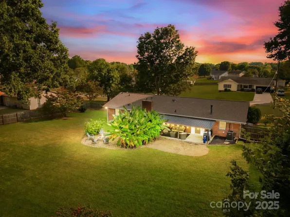 2925 Eastway Dr, Statesville, NC 28625