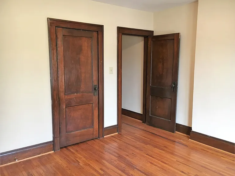 431-433 E Tompkins St — Photo 12