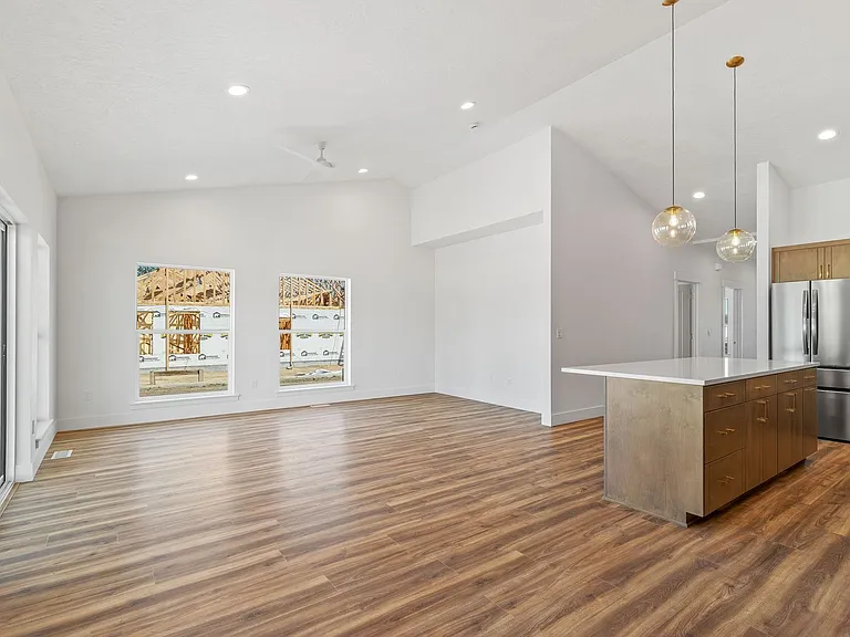 2143 Birch Ave — Photo 6