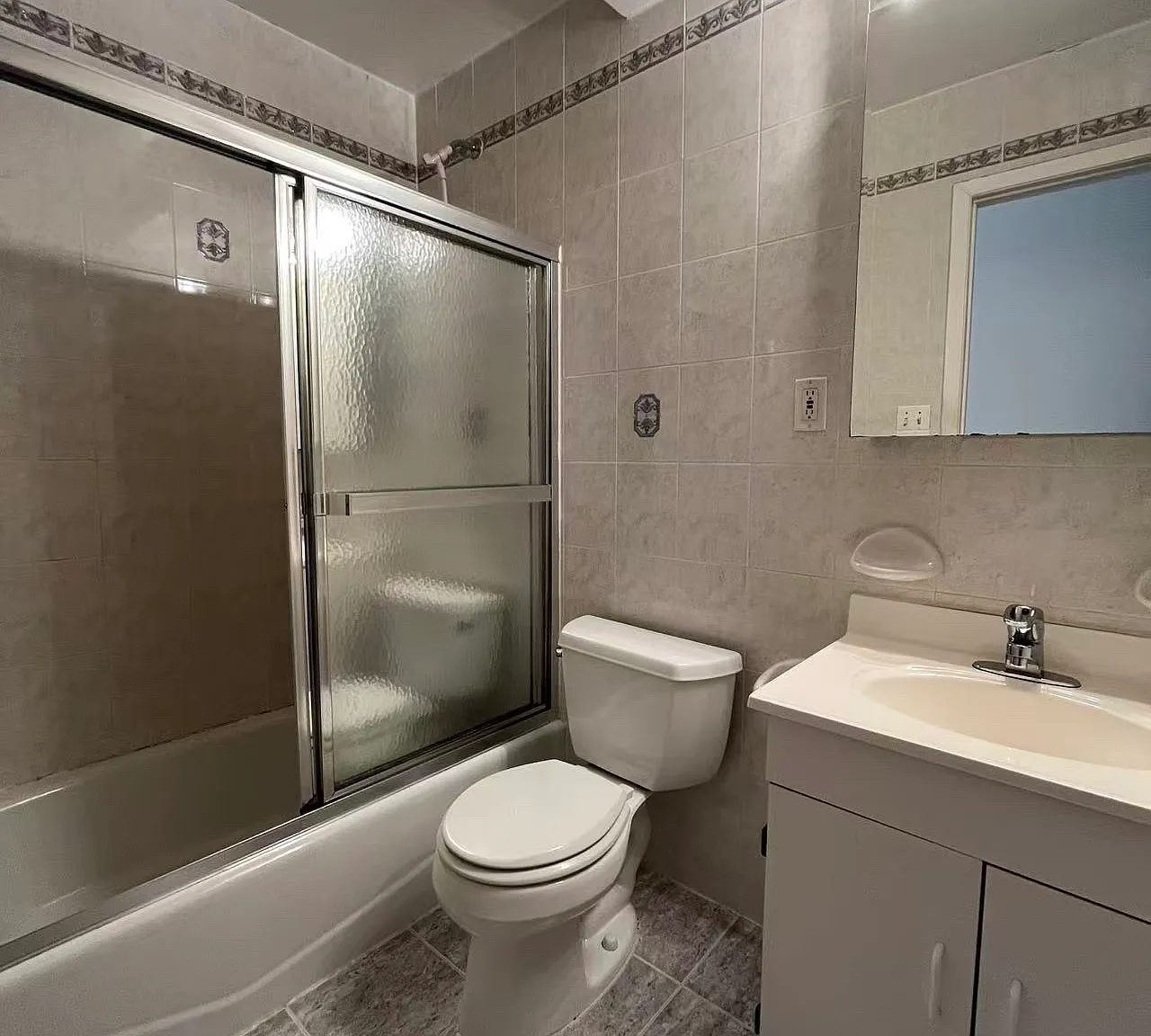 3 bed, 1200 sqft, $3,200 — Photo 2