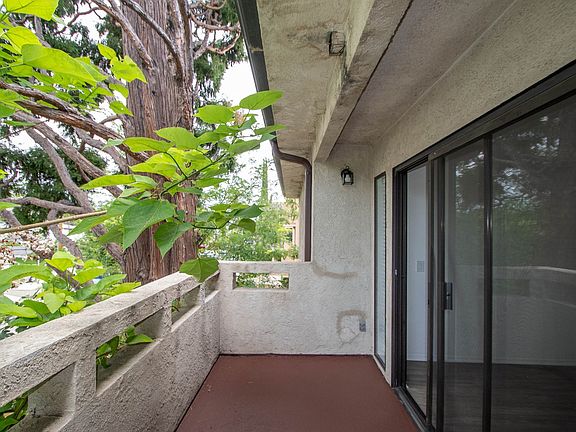 5th image of 10836 Kling St #202