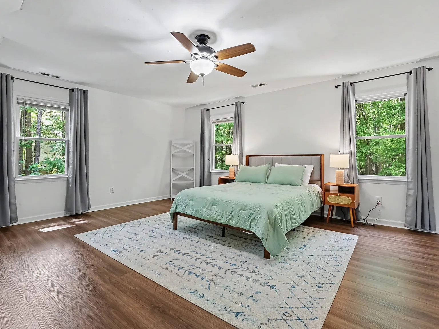 3 bed, 2.5 bath, 2370 sqft, $3,200 — Photo 4