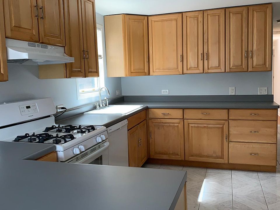 1st image of 3343 N Seeley Ave Floor 2