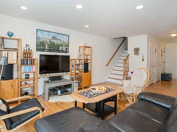 4th image of 268 Pinebrook Dr