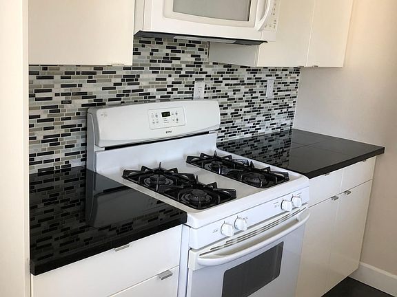 5th image of 8556 Independence Ave #2