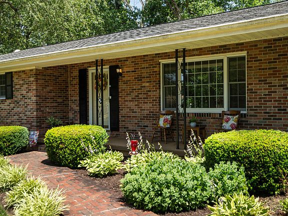 3rd image of 106 Hickory Hill Dr