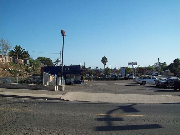 4th image of 1045 N Santa Fe Ave