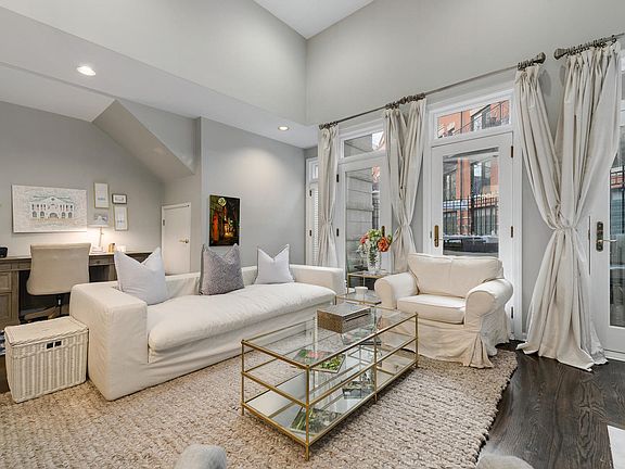 3rd image of 422 W Armitage Ave #B