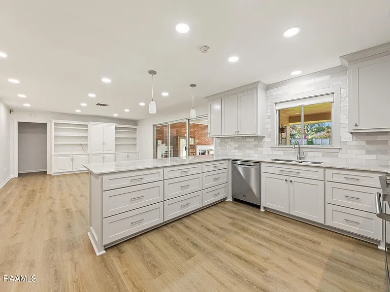 223 Stephanie Ave — Photo 8