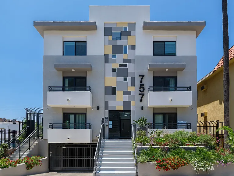 Spacious 2 Bed Townhouses! * Best Koreatown Location * Washer & Dryer * Bidet — Photo 19