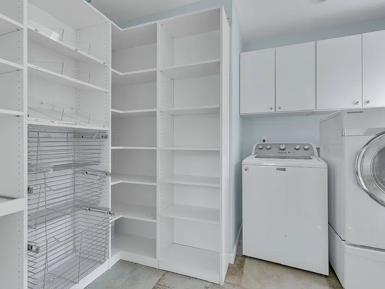 345 Colonial Rd — Photo 18