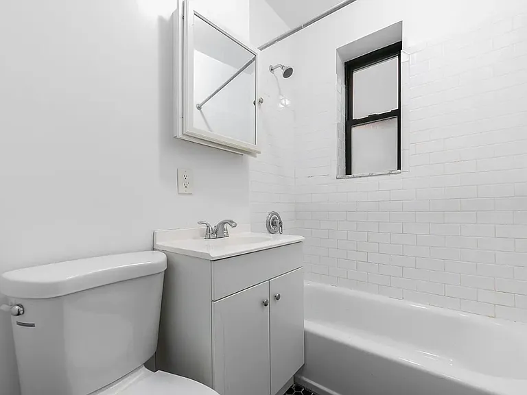 370 W 52nd St #2F — Photo 4