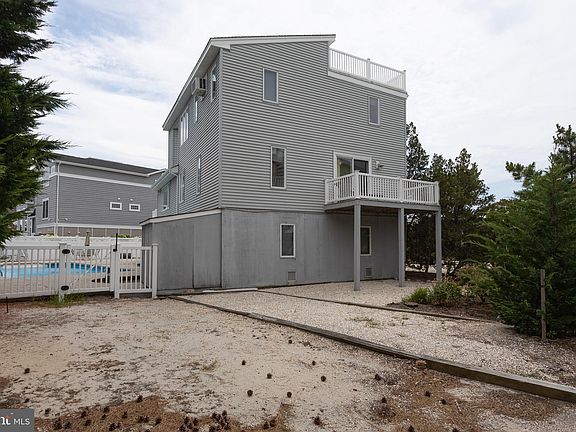 5th image of 169 Long Beach Blvd #B