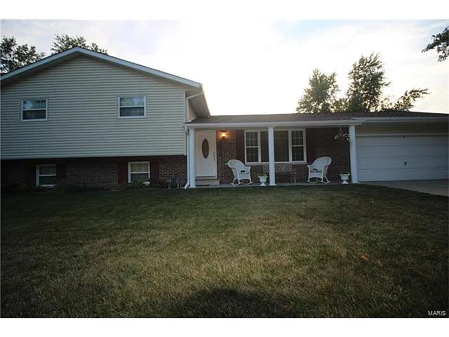 405 Thouvenot Ln photo 1