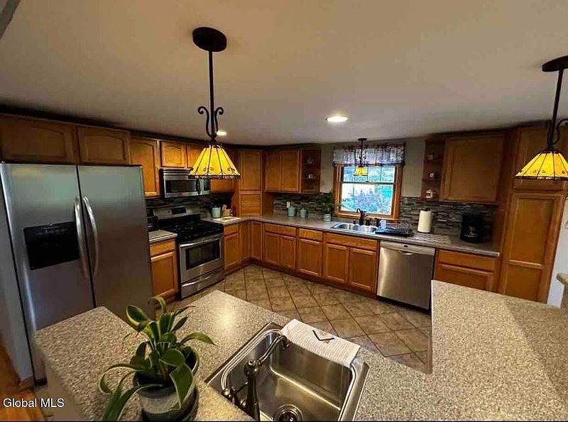 5th image of 1175 Palisades Road