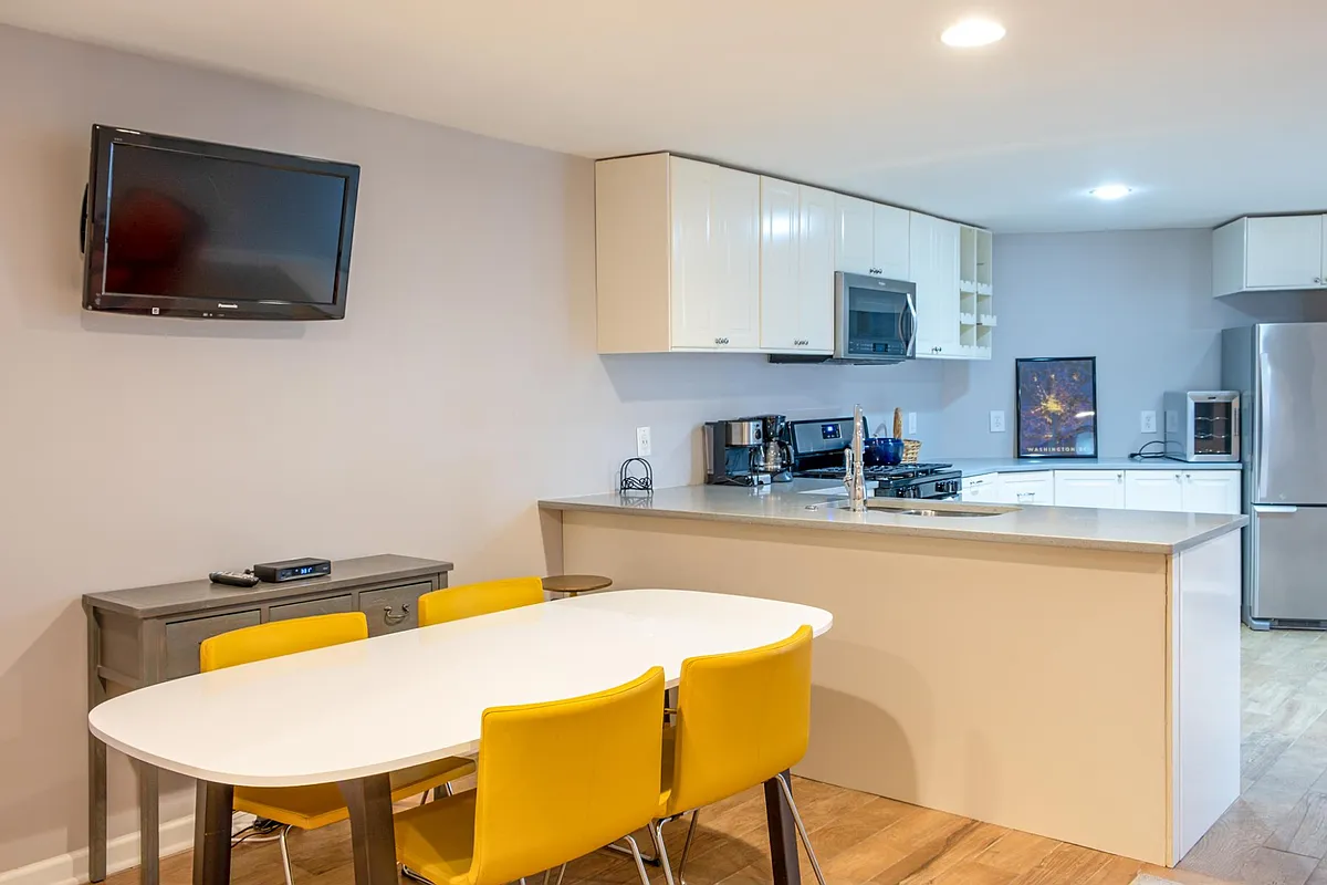 Building Photo - 900 Maryland Ave NE #ENGLISH BASEMENT