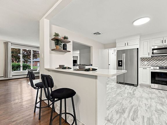 3rd image of 17 Oakridge St