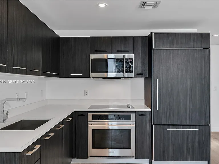 45 SW 9th St #3502 — Photo 5