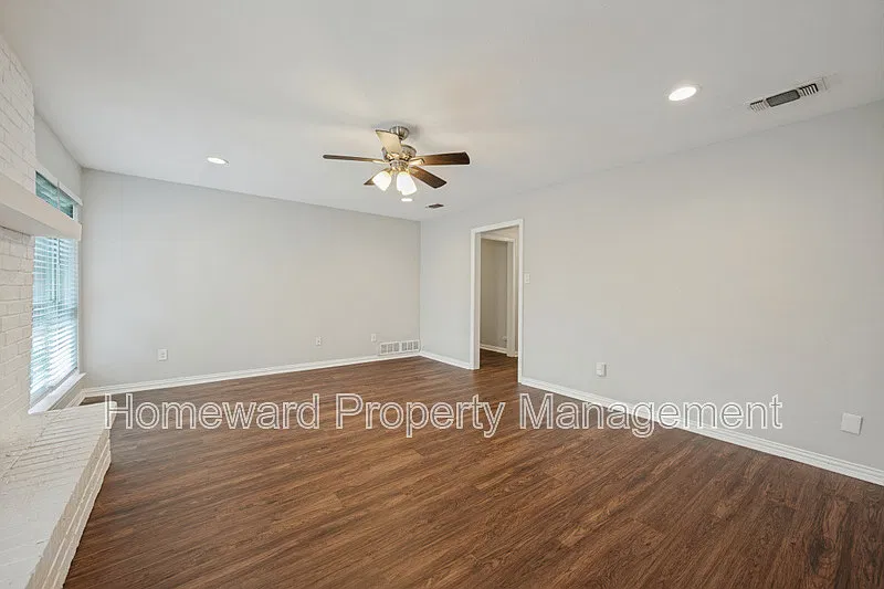 3 bed, 2.0 bath, 1398 sqft, $1,850 — Photo 3