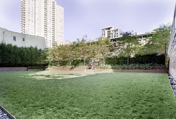 Sold by NextStopNY | media 24