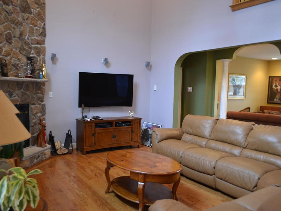 2nd image of 124 Riata Ln