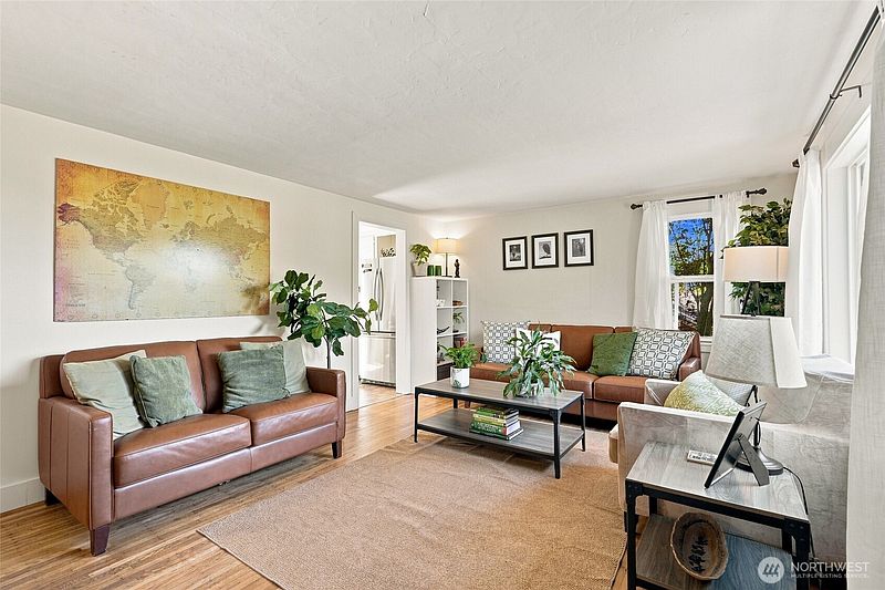 3rd image of 512 Bronson Place NE