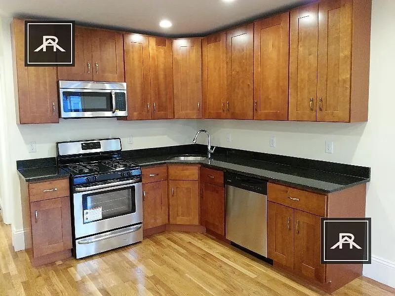 3 bed, 3.0 bath, 1400 sqft, $4,800 — Photo 2