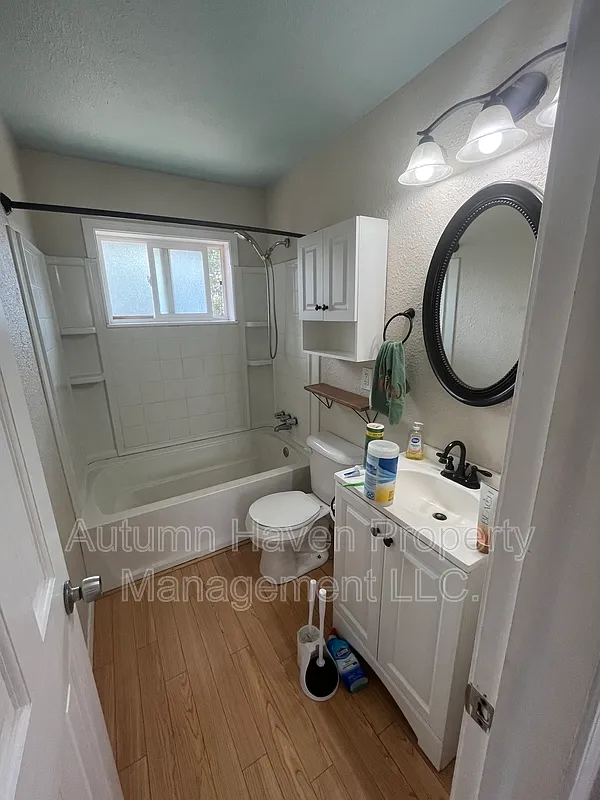 3 bed, 1.0 bath, 1140 sqft, $2,390 — Photo 4
