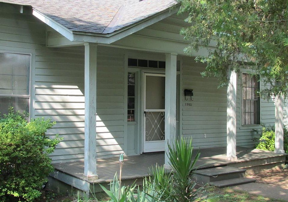 Nice large porch with plenty of shade.