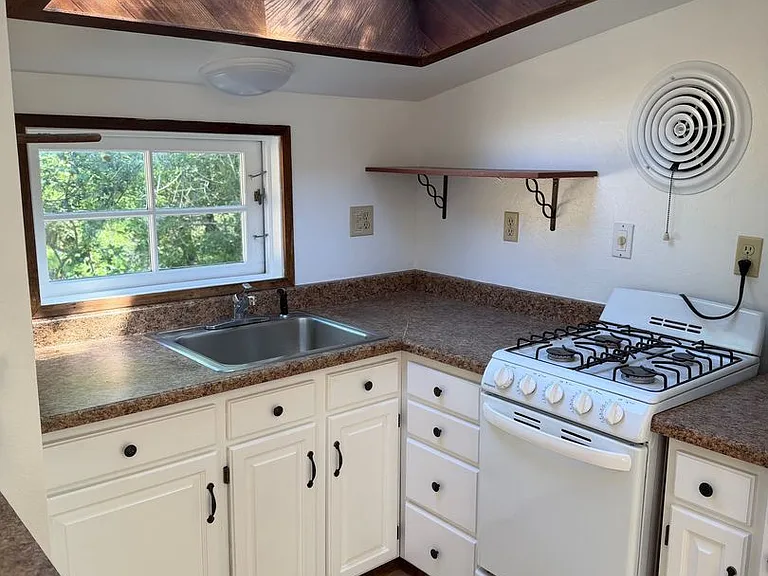 195 Melville Ave — Photo 6