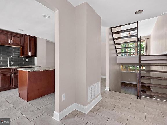 4th image of 219 Keats Ct