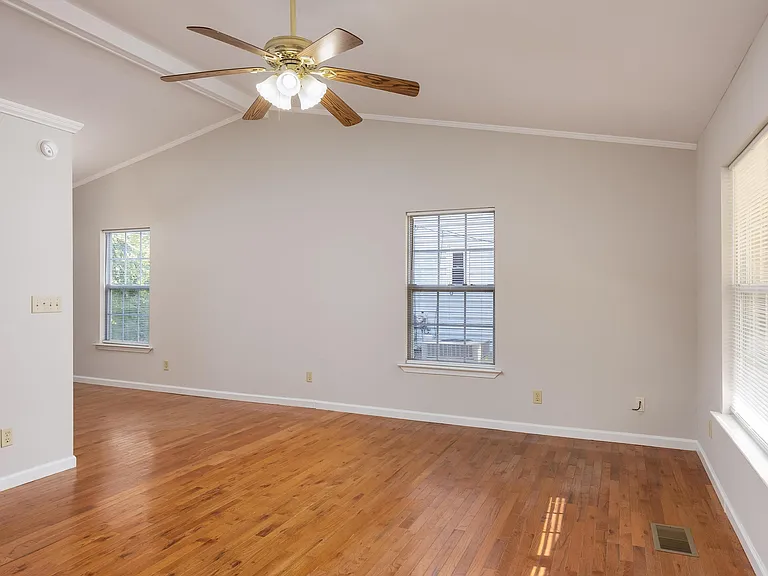 4092 University Dr — Photo 6