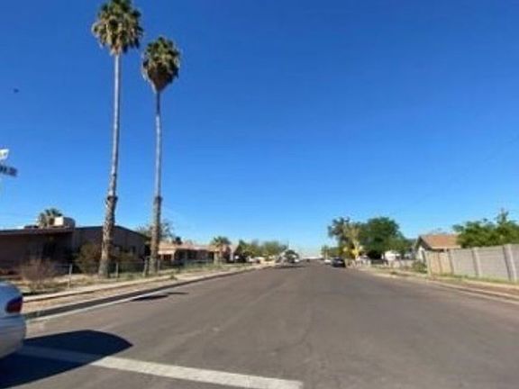 Exterior Neighborhood (street photo)