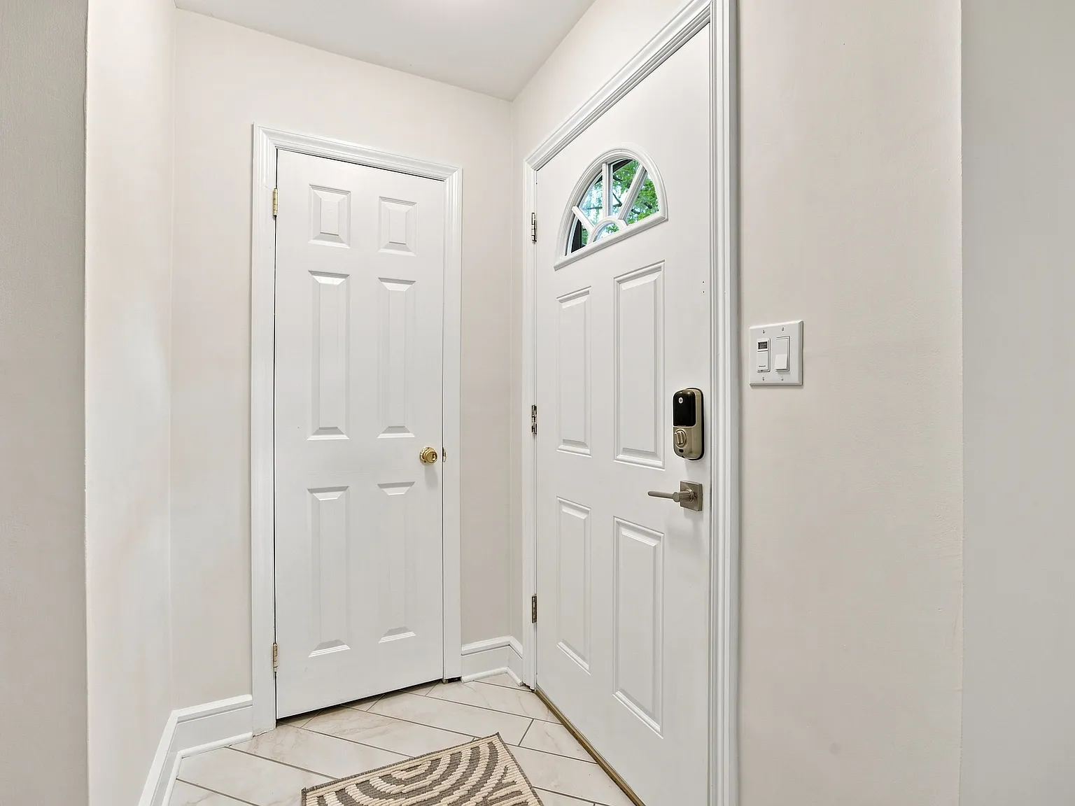4 bed, 2000 sqft, $5,700 — Photo 2