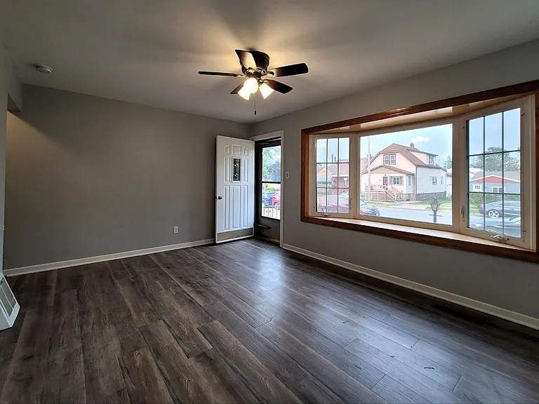 2716 White Oak Ave — Photo 3
