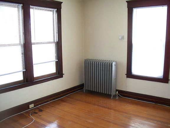5th image of 22 Hallock Ave