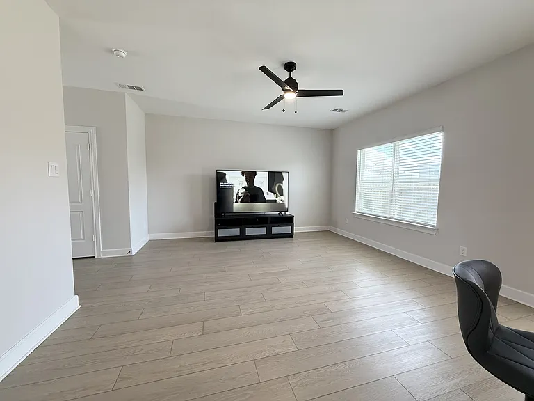 1205 Ginsburg Ln — Photo 10