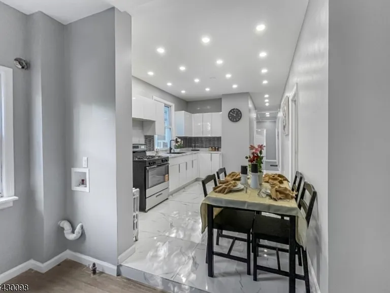 39 Brookdale Ave — Photo 2