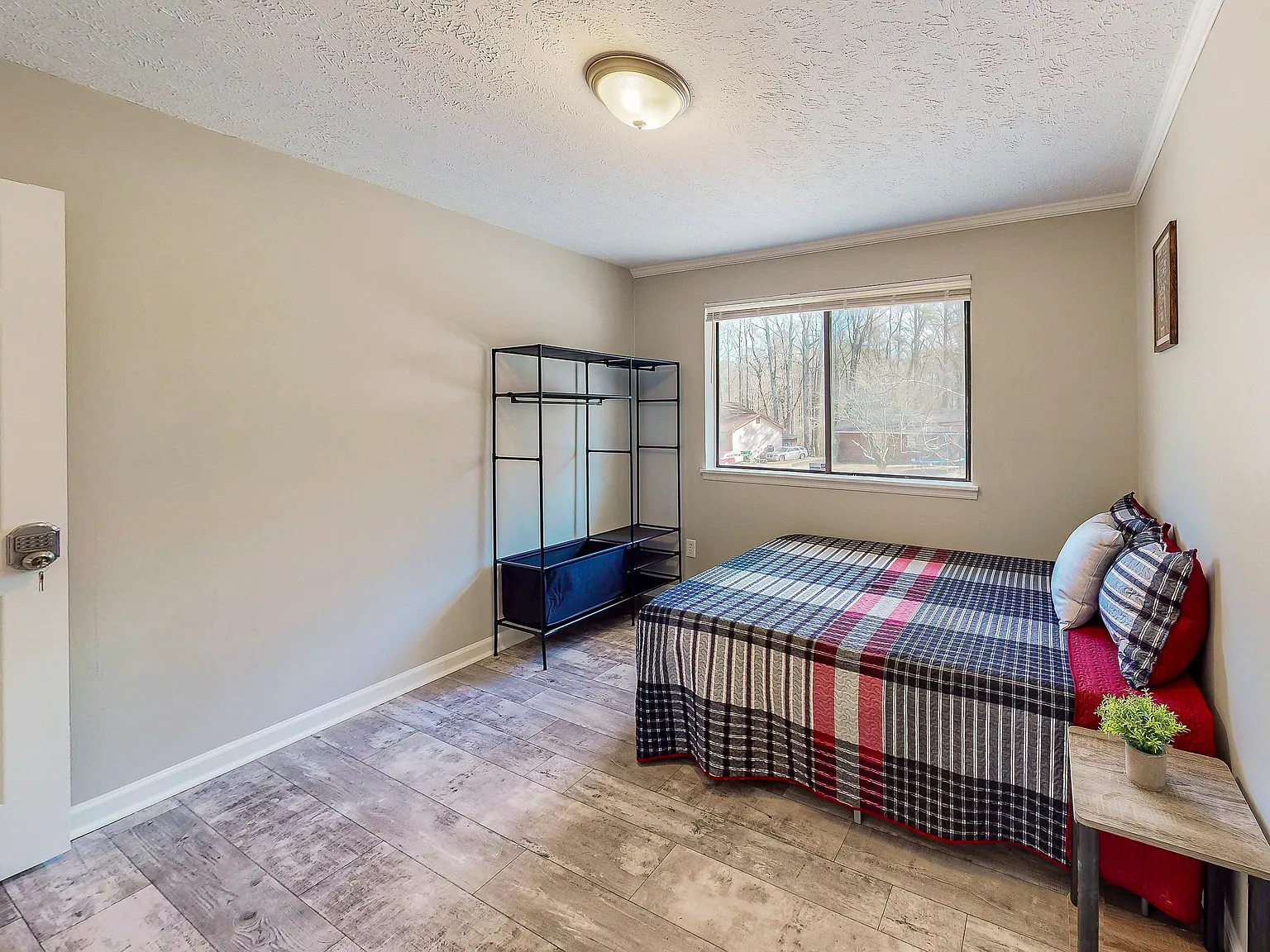 4 bed, 3.0 bath, 1800 sqft, $650 — Photo 1