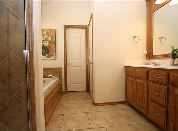 Master bath jetted tub & shower