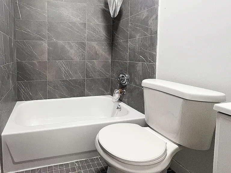 226 E 14th St #1T — Photo 8