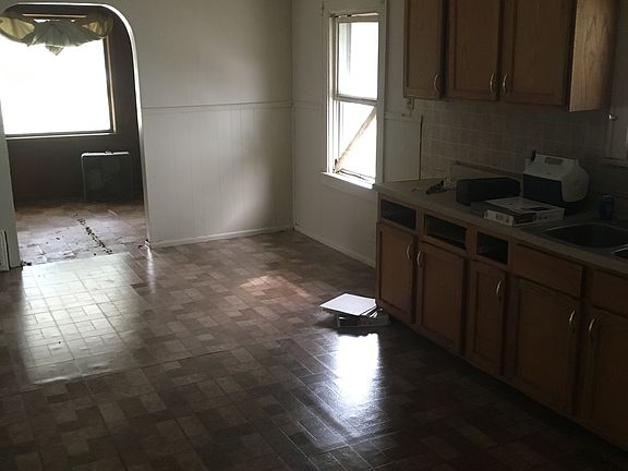 3rd image of 528 E Boston Ave