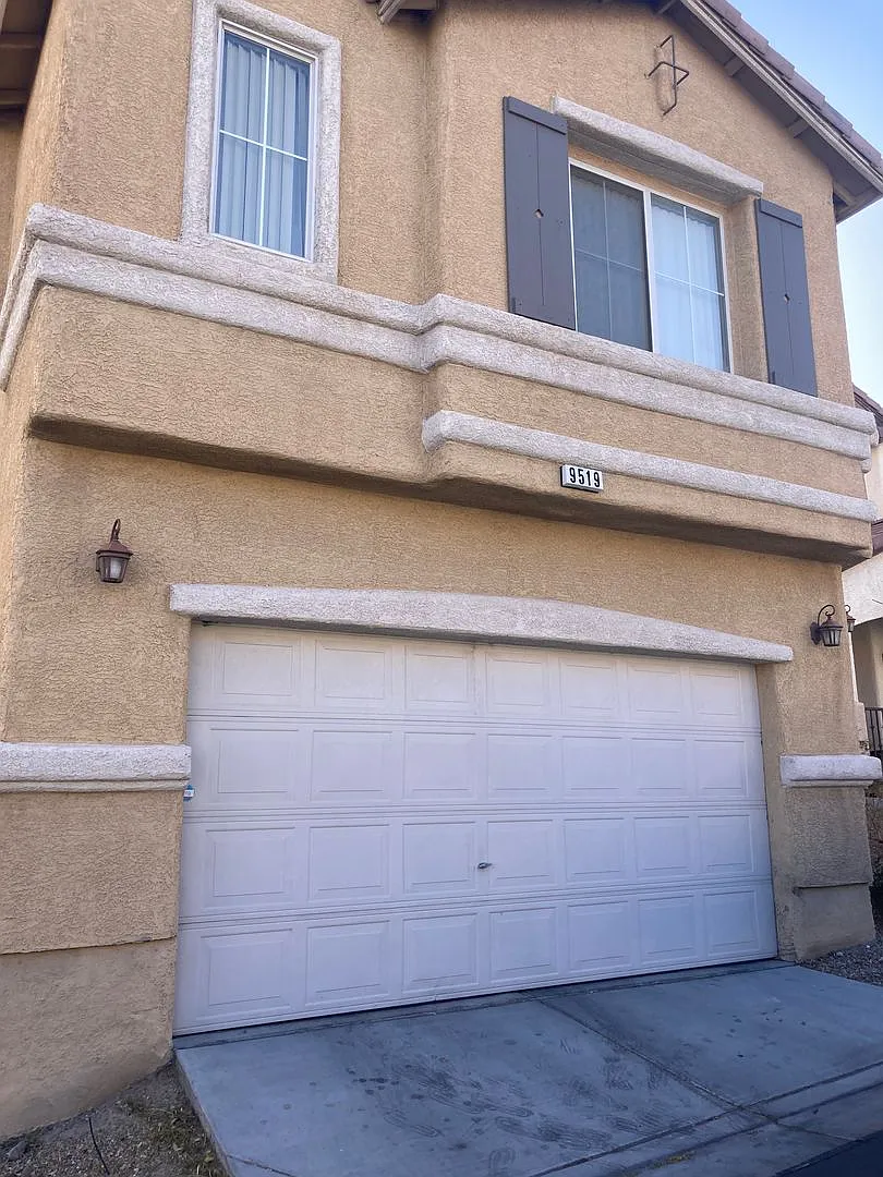 4 bedroom 2.5 Bath 2 car garage near Sky Canyon — Photo 1