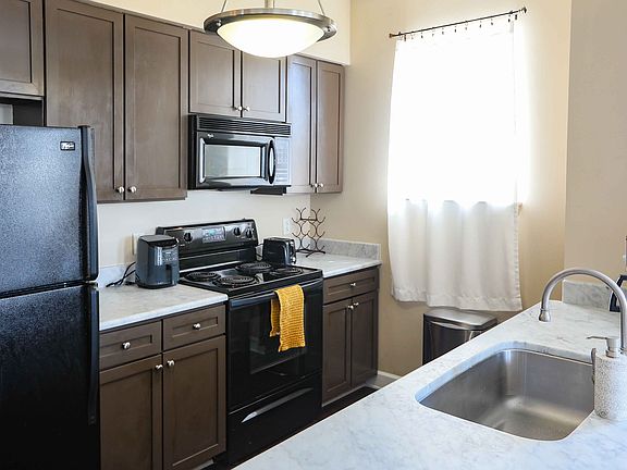 2nd image of 1315 East Blvd Unit 431
