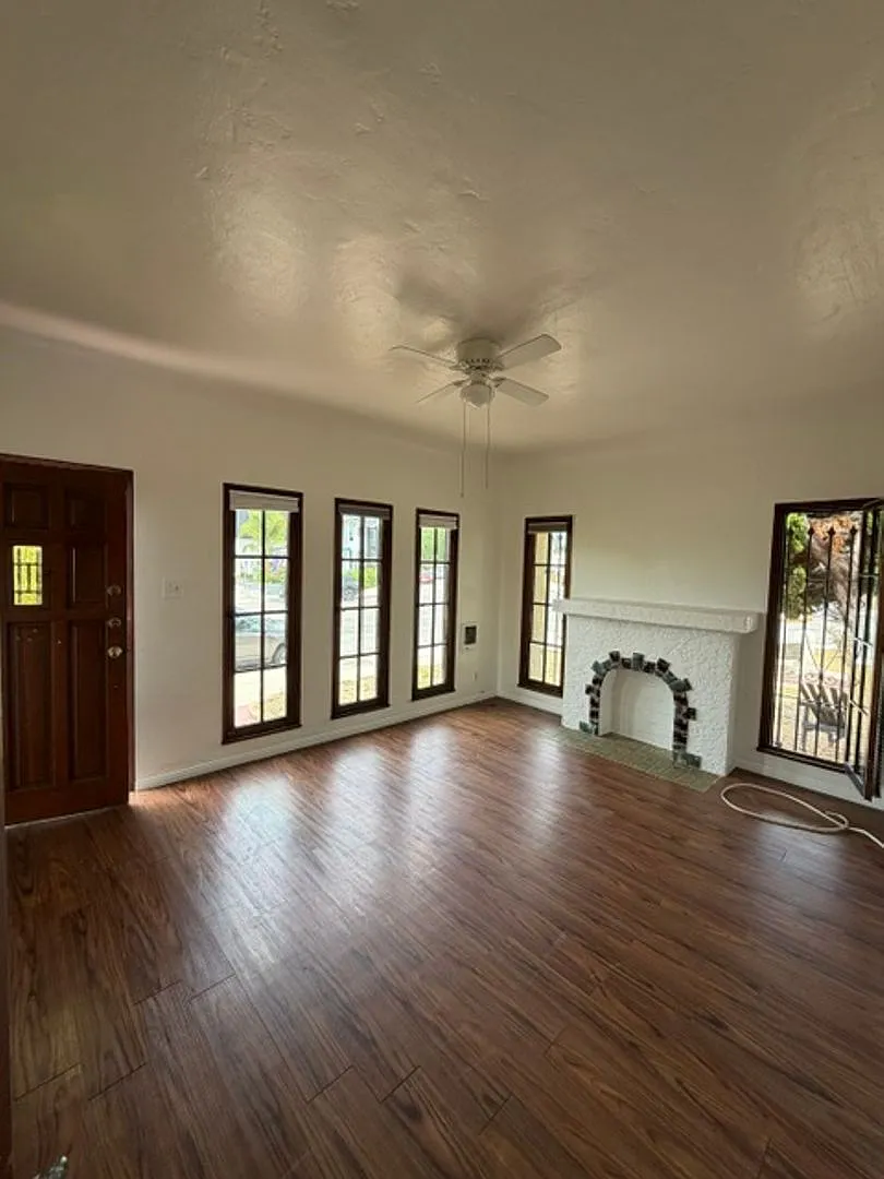 Beautiful Old Town Classic Bungalow! — Photo 2