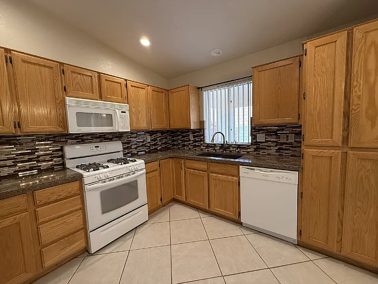 4408 S Caitlan Ave — Photo 5